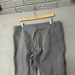 Under Armour Loose Fit Gray Herringbone Cargo Pants Men Size 38x32 Casual Outdo